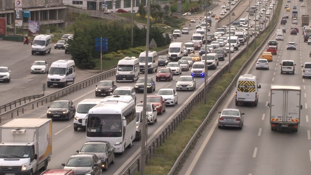 İstanbul’da tam kapanmada hafta sonu öncesi trafik yoğunluğu #1