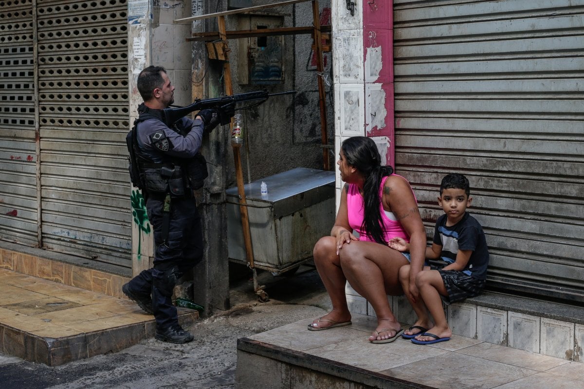 Brezilya’da uyuşturucu çetesine baskın, metro istasyonunda çatışma çıktı  #11