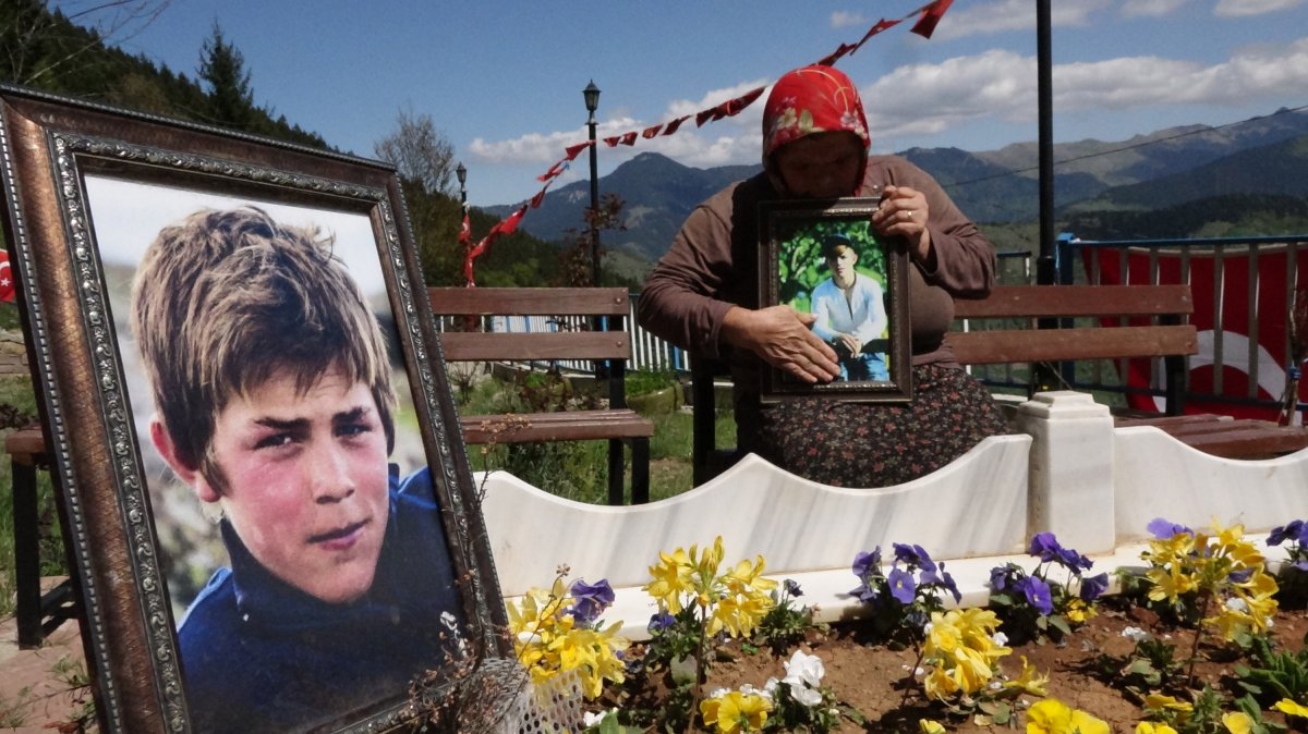 En buruk anneler günü: Şehit Eren Bülbül ün annesi oğluna çiçek topladı  #1