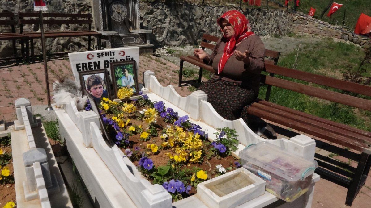 En buruk anneler günü: Şehit Eren Bülbül ün annesi oğluna çiçek topladı  #6
