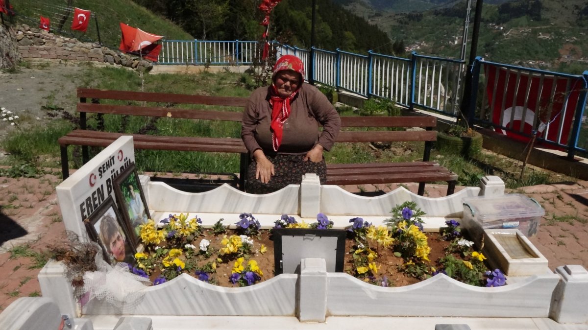 En buruk anneler günü: Şehit Eren Bülbül ün annesi oğluna çiçek topladı  #4