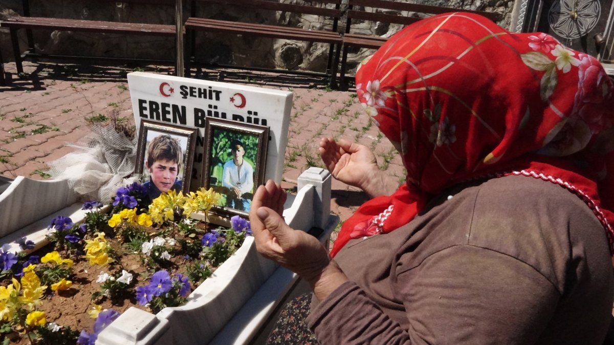 En buruk anneler günü: Şehit Eren Bülbül ün annesi oğluna çiçek topladı  #2