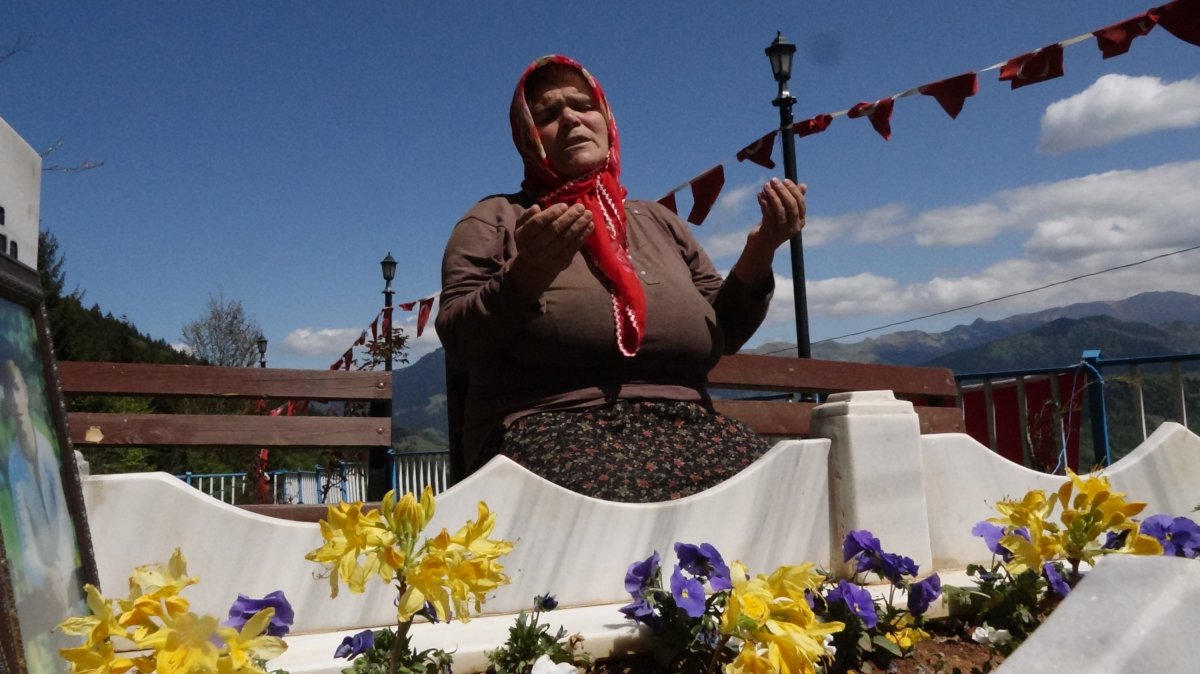 En buruk anneler günü: Şehit Eren Bülbül ün annesi oğluna çiçek topladı  #5