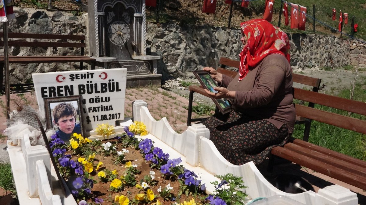 En buruk anneler günü: Şehit Eren Bülbül ün annesi oğluna çiçek topladı  #8