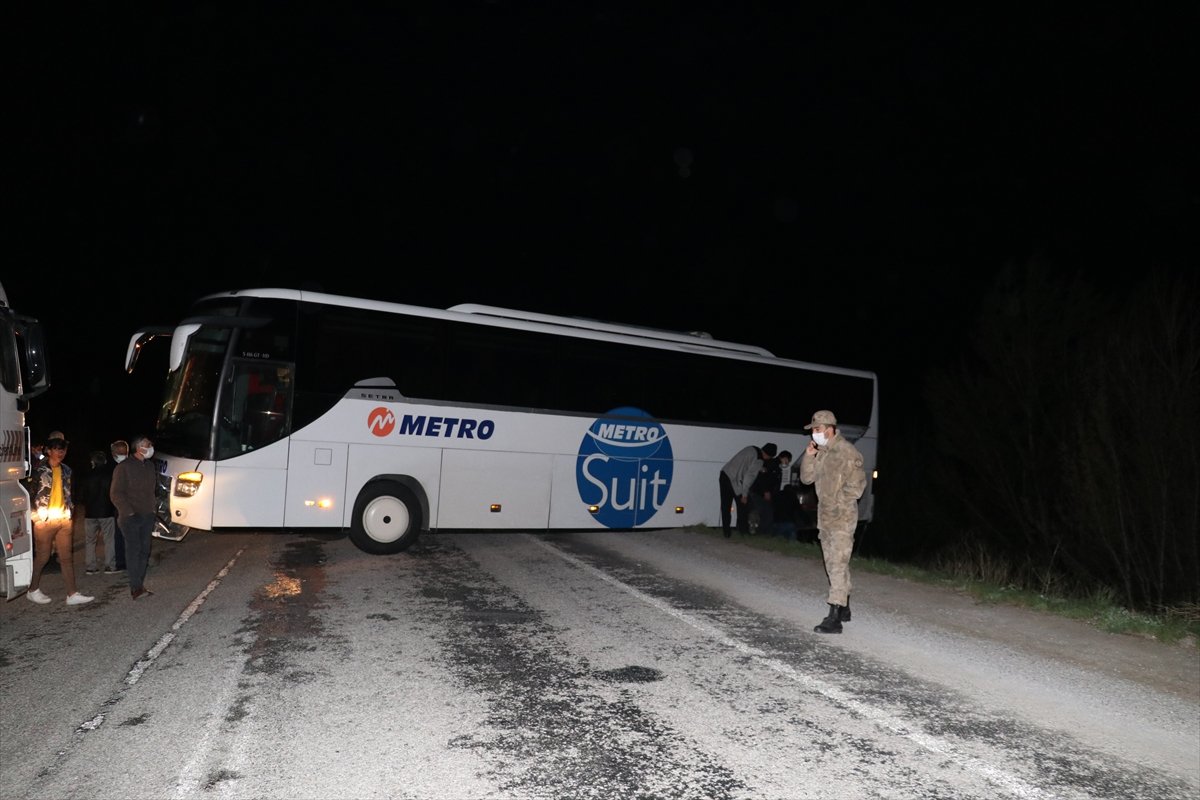 Sivas ta yolu şaşıran şoförün kullandığı otobüs şarampolde asılı kaldı #7