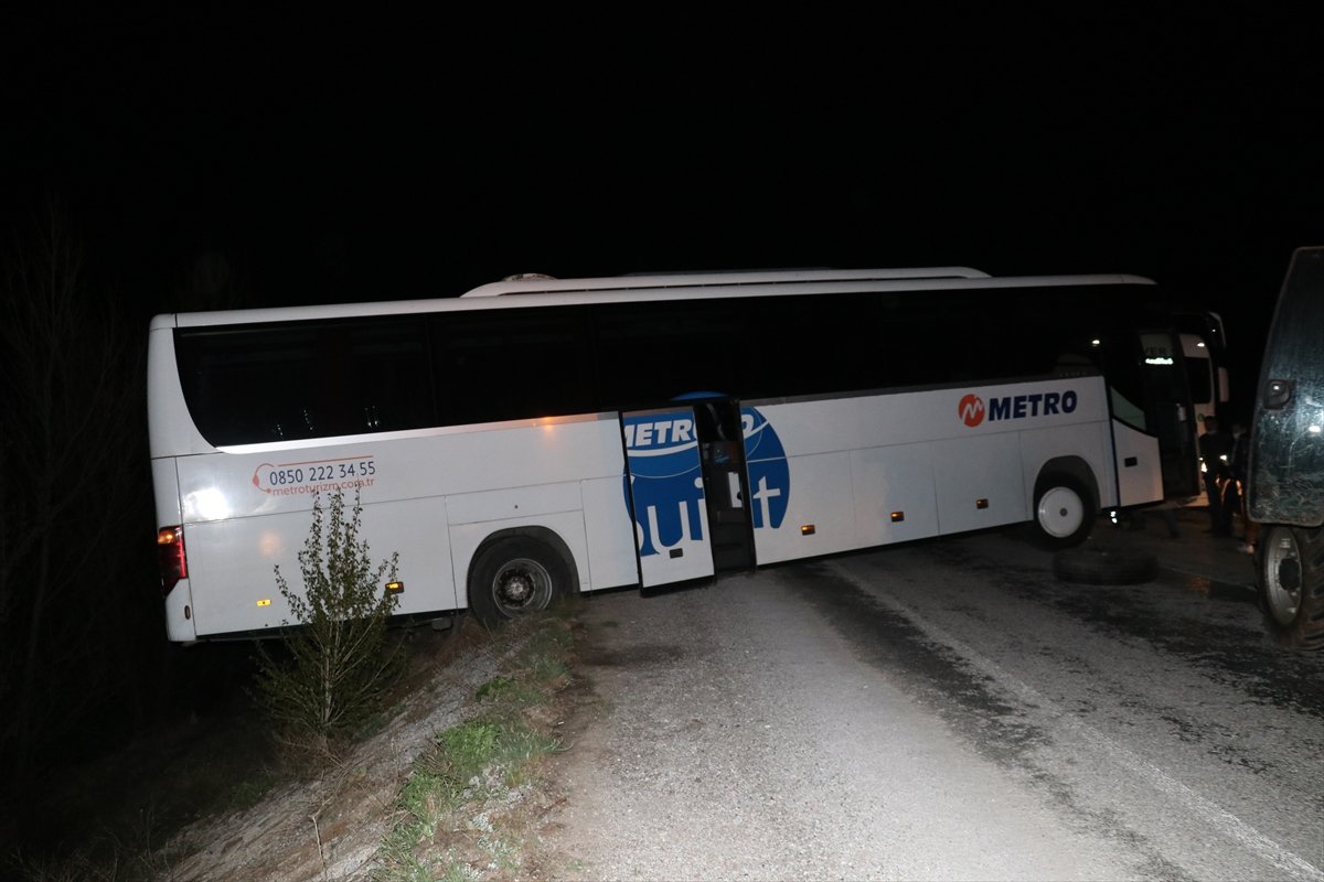 Sivas ta yolu şaşıran şoförün kullandığı otobüs şarampolde asılı kaldı #1