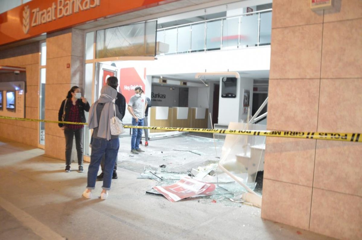İstanbul’da makas atan otomobil bankaya girdi #2