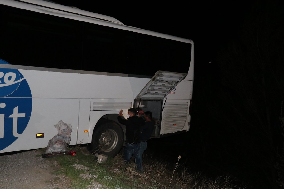 Sivas ta yolu şaşıran şoförün kullandığı otobüs şarampolde asılı kaldı #6