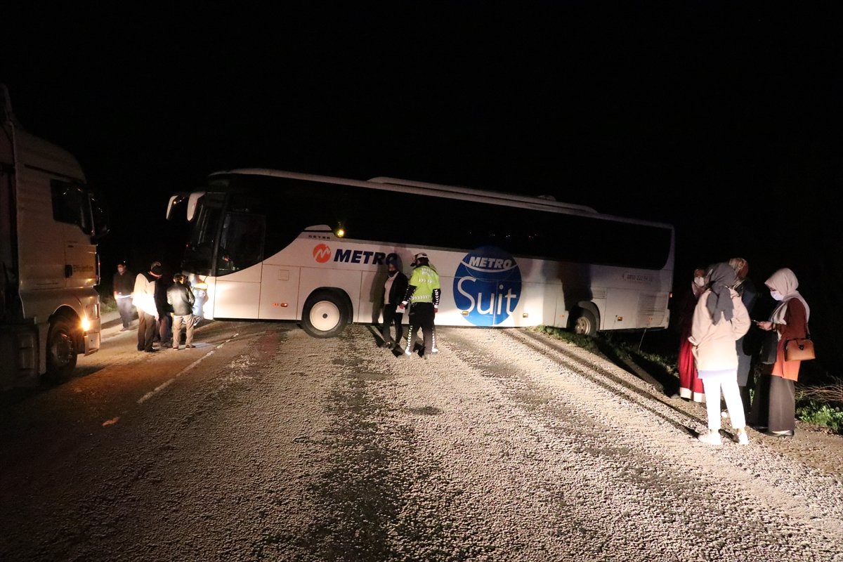 Sivas ta yolu şaşıran şoförün kullandığı otobüs şarampolde asılı kaldı #9