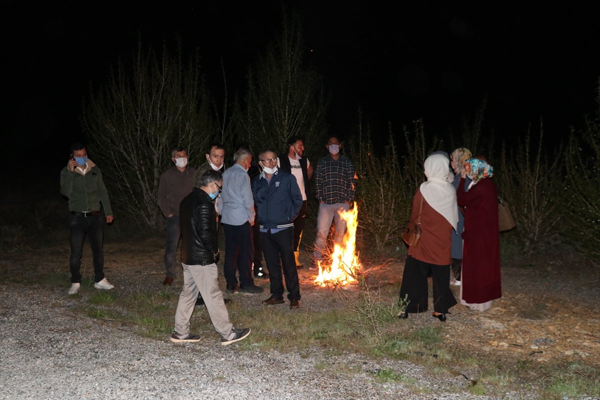 Sivas ta yolu şaşıran şoförün kullandığı otobüs şarampolde asılı kaldı #3