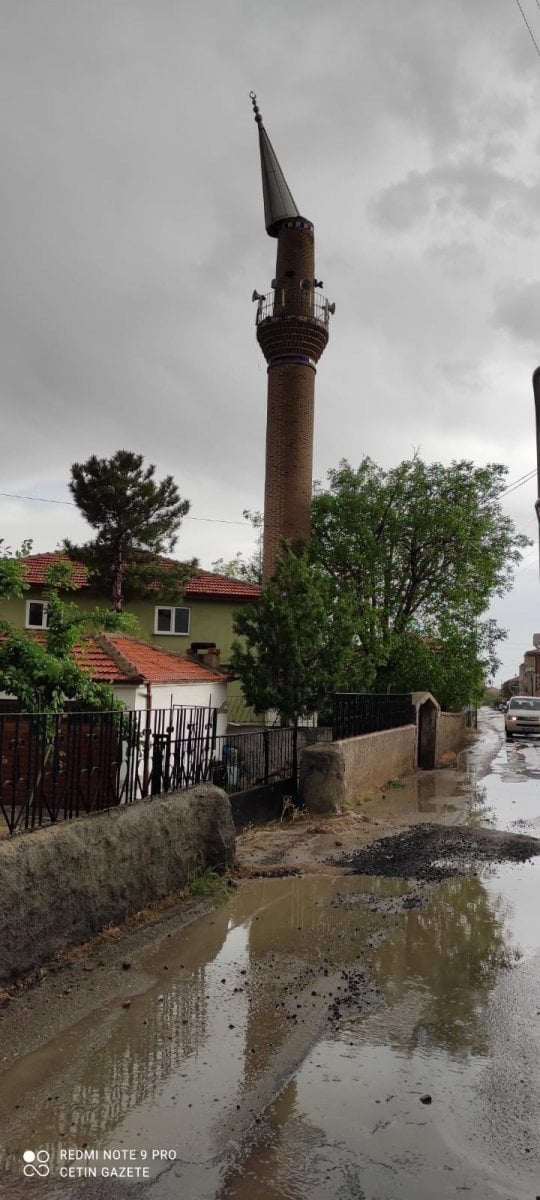 Ankara’daki fırtına minarenin kubbesini devirdi #3