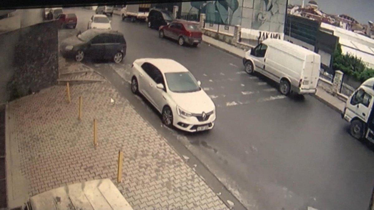 Arnavutköy de otomobil yokuş aşağı kaydı #4