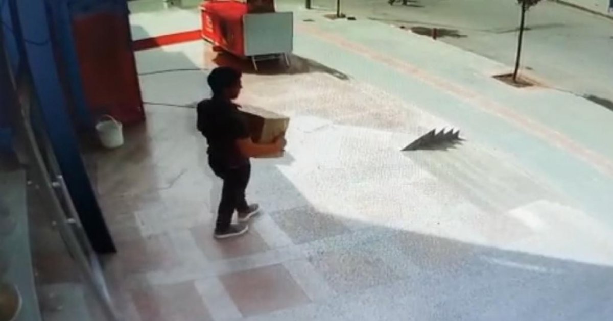 Batman da iş yeri önündeki paketi çalıp kaçtı #3