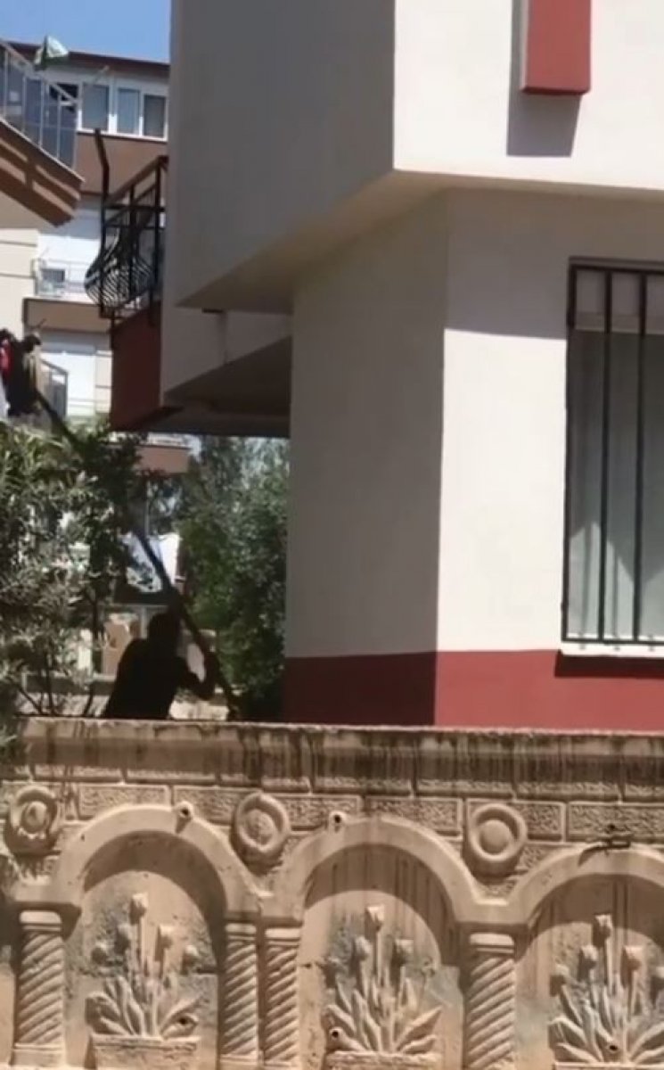 Antalya’da ev sahibi kiracısı ile tartıştı, sopayla saldırdı #4