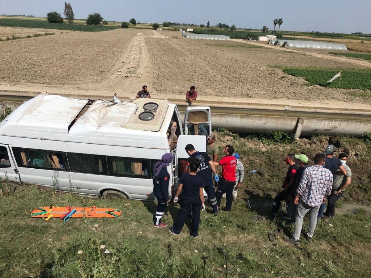 Mersin’de tarım işçilerini taşıyan minibüs şarampole yuvarlandı #2