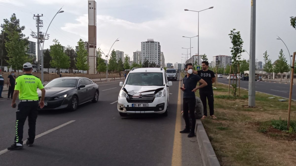 Diyarbakır’da kaçak göçmene hafif ticari araç çarptı  #1