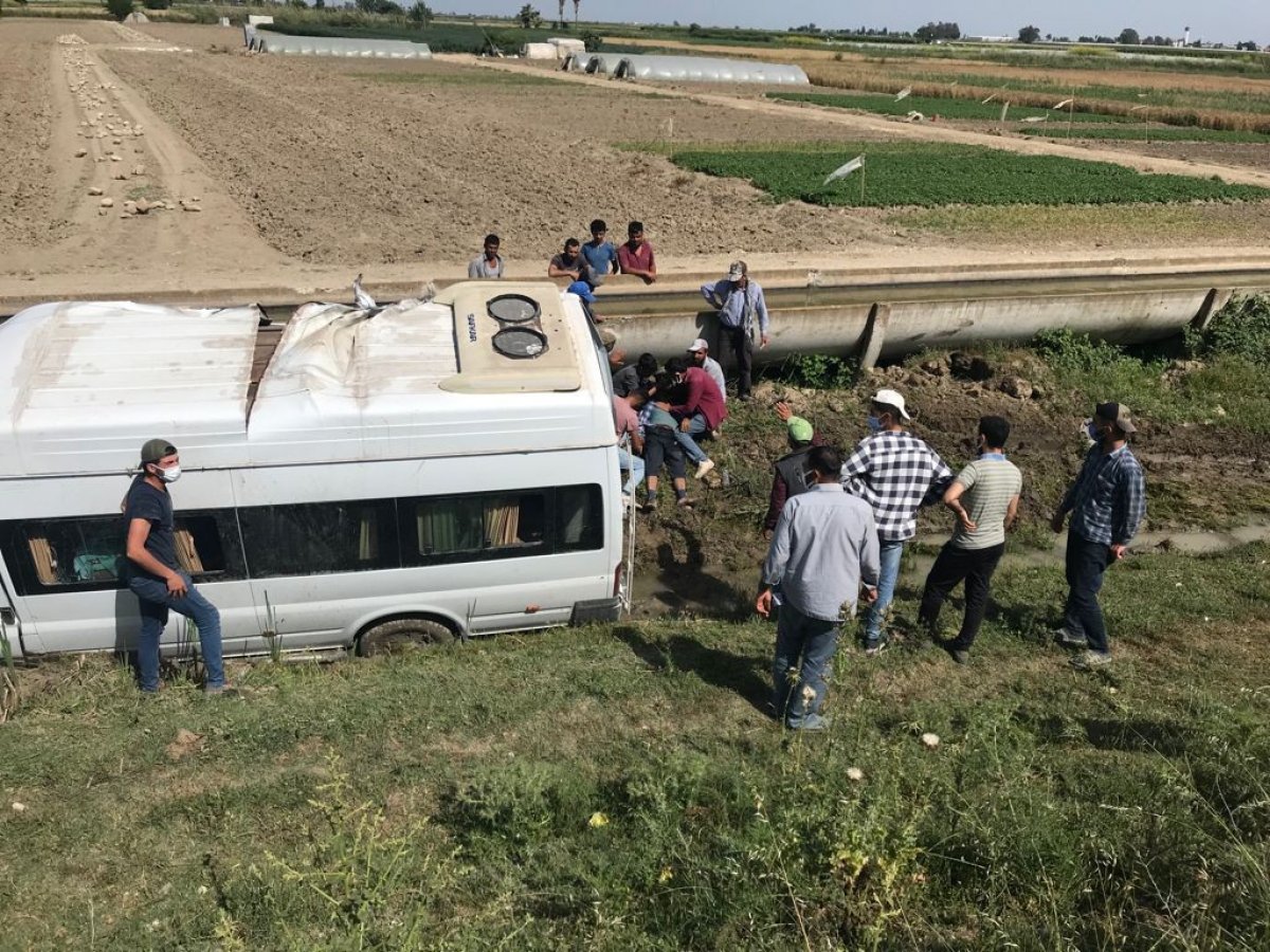 Mersin’de tarım işçilerini taşıyan minibüs şarampole yuvarlandı #1