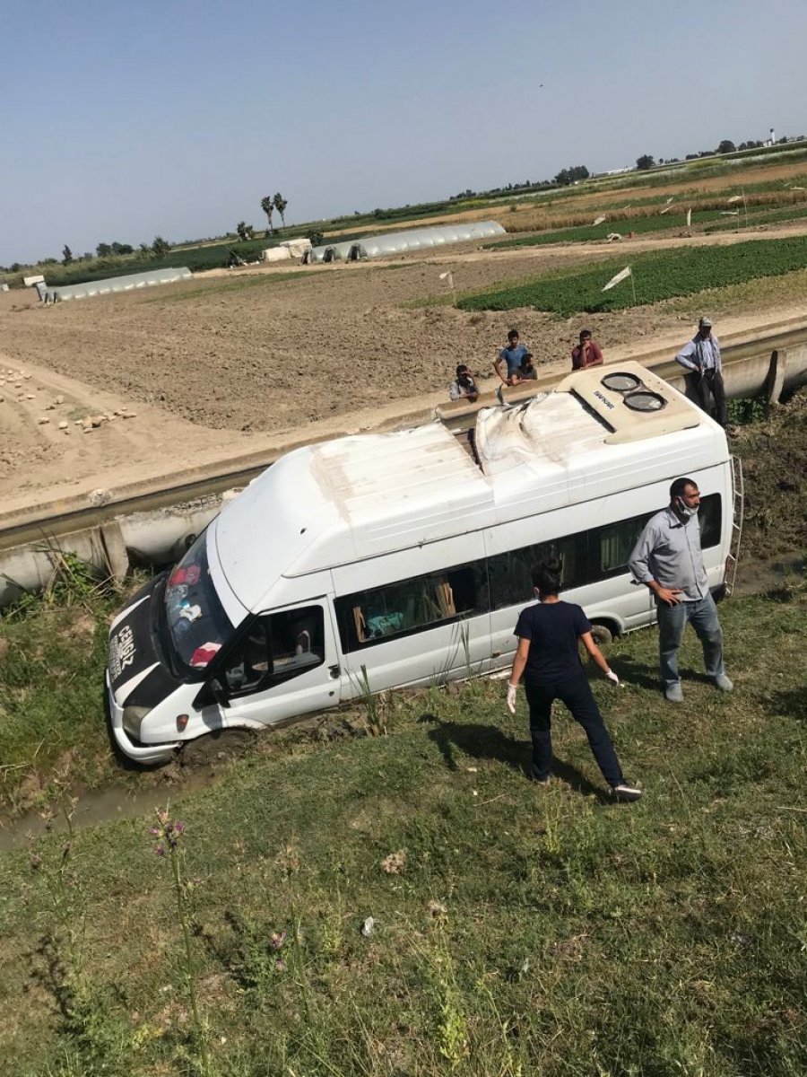 Mersin’de tarım işçilerini taşıyan minibüs şarampole yuvarlandı #3