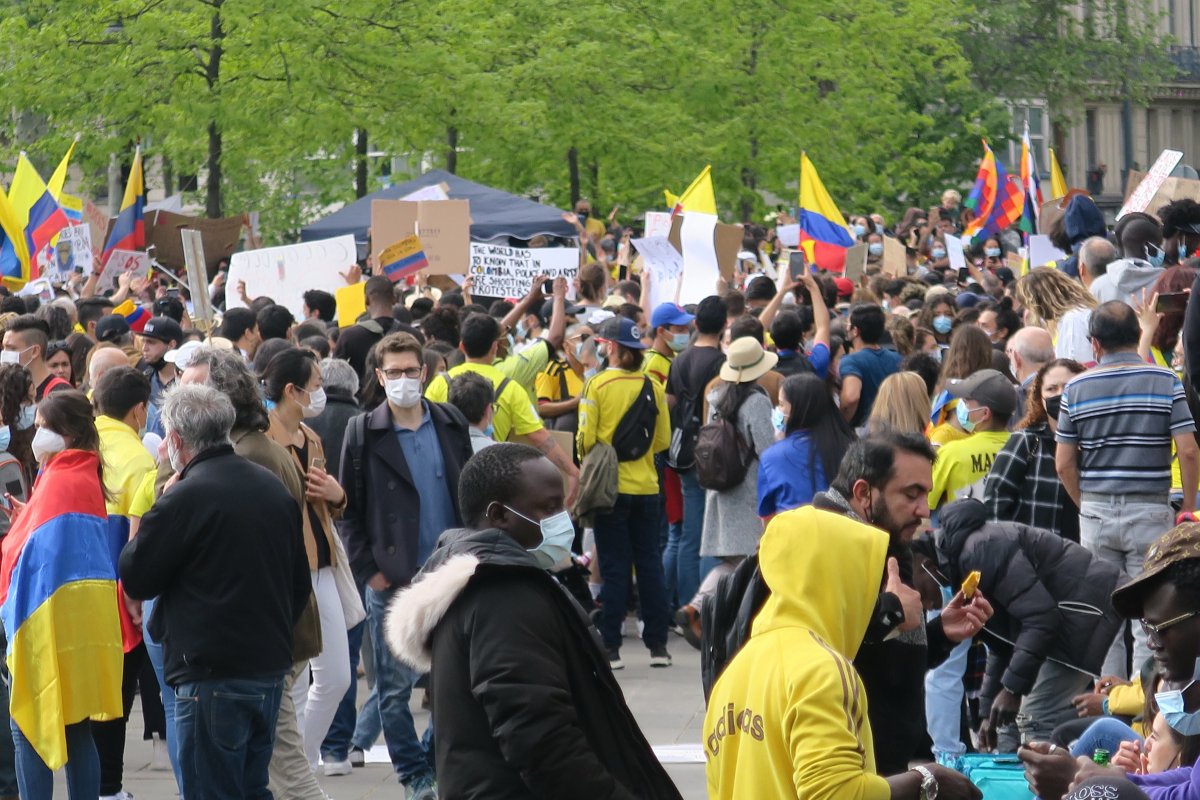 Fransa’da, Kolombiya’daki vergi reformu protestolarına destek #3