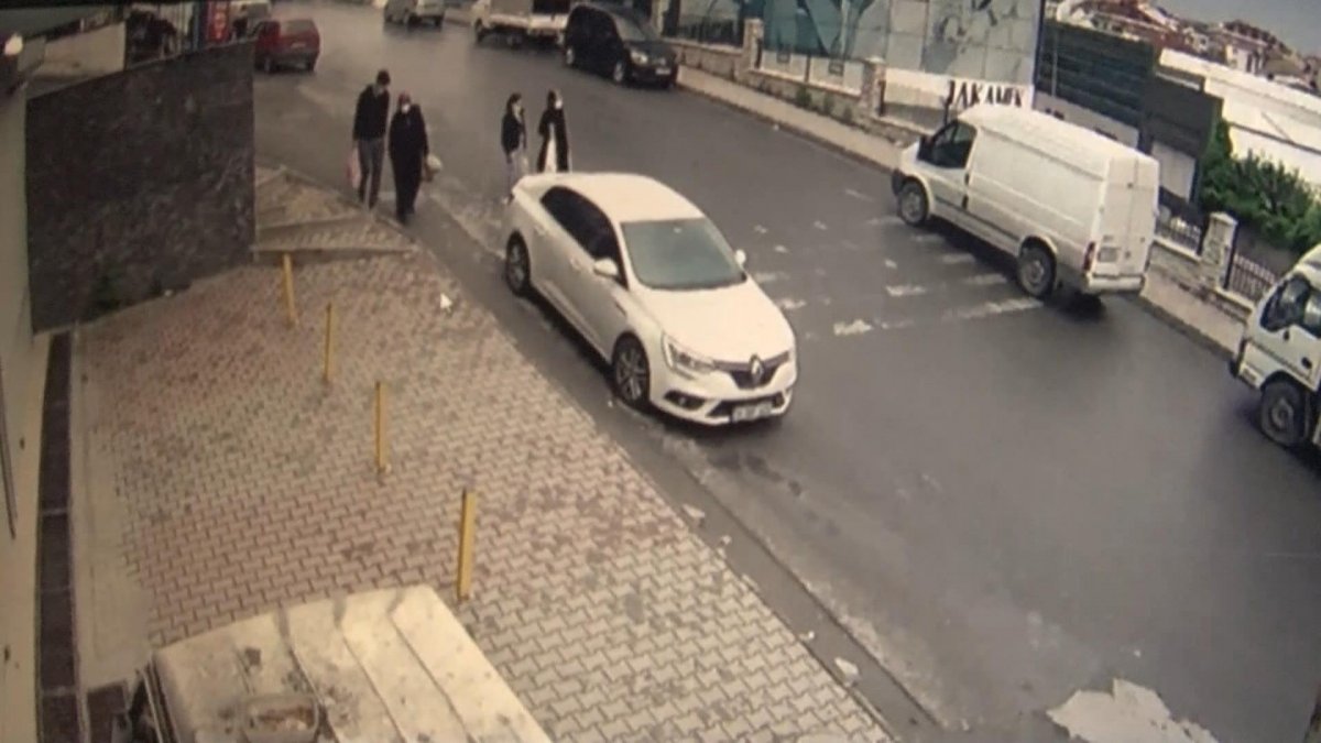 Arnavutköy de otomobil yokuş aşağı kaydı #1