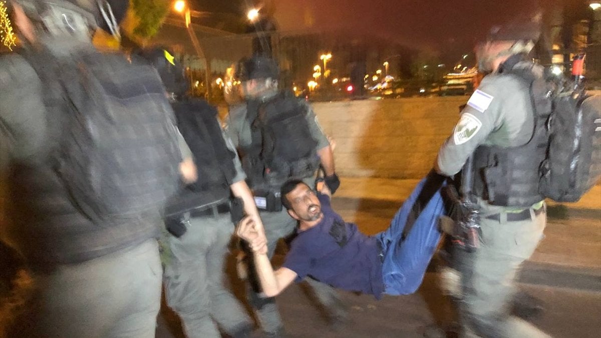 Israeli police attack Palestinians at Damascus Gate