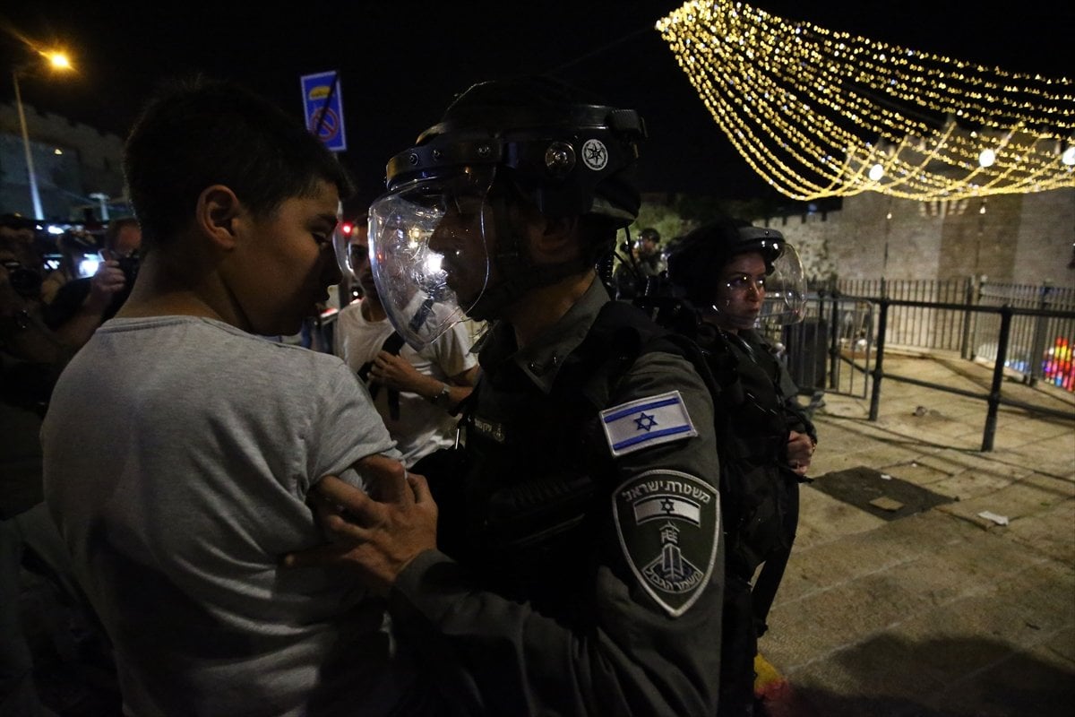 Israeli police attack Palestinians at Damascus Gate #3