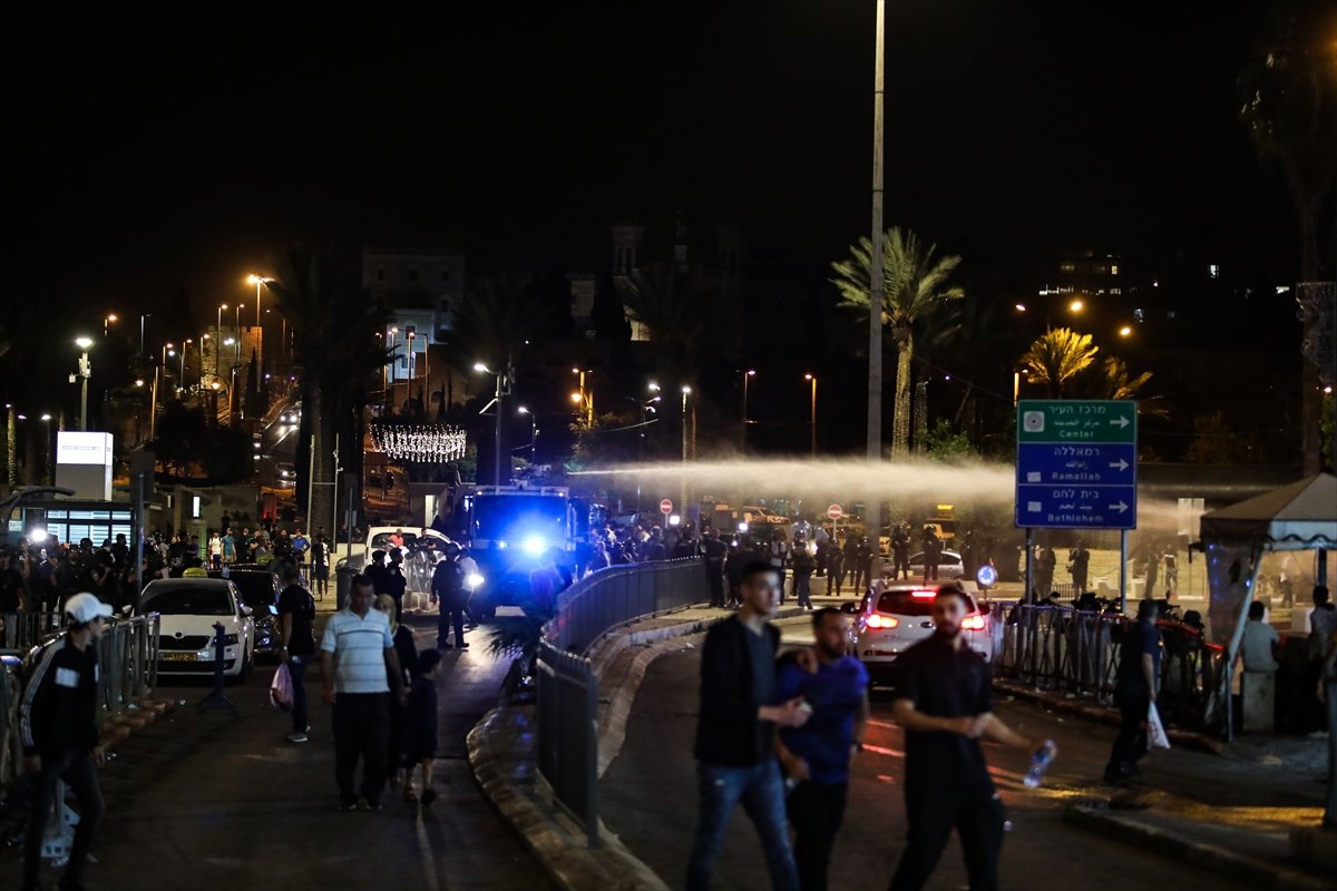 Israeli police attack Palestinians at Damascus Gate #4