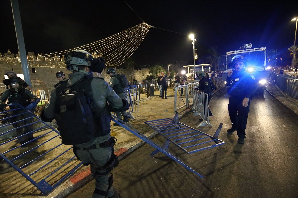 Israeli police attack Palestinians at Damascus Gate #5