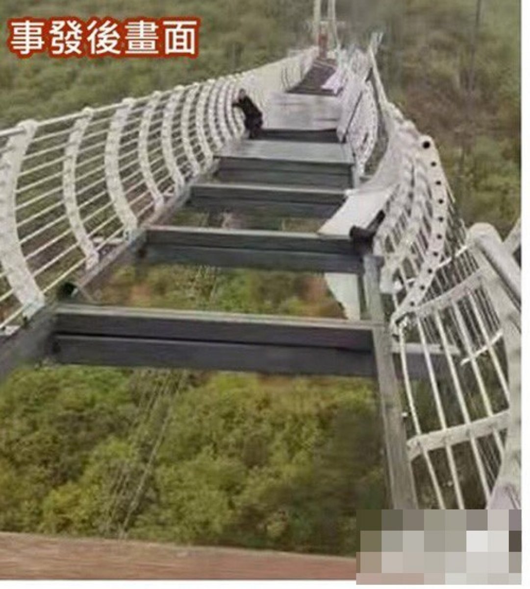 Çin’de asma cam köprü kırıldı, turist üzerinde mahsur kaldı  #1