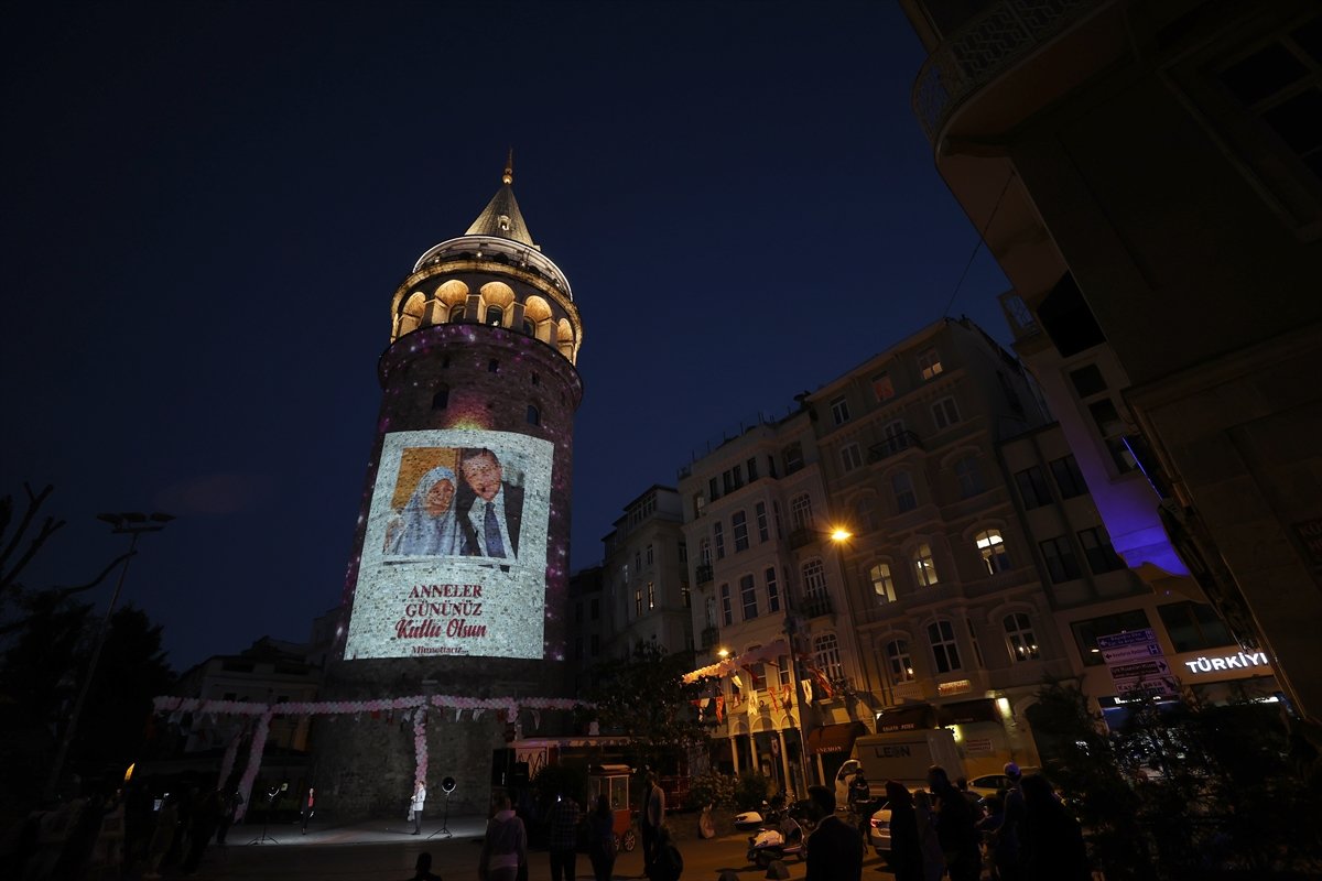 Anneler Günü, Galata Kulesi ne yansıtılan fotoğraflarla kutlandı #4