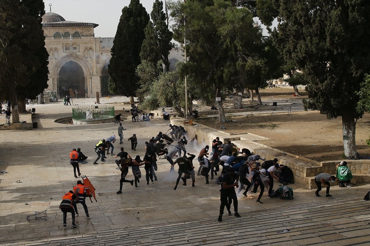 İsrail polisinden nöbet tutan Filistinlilere sert müdahale #2