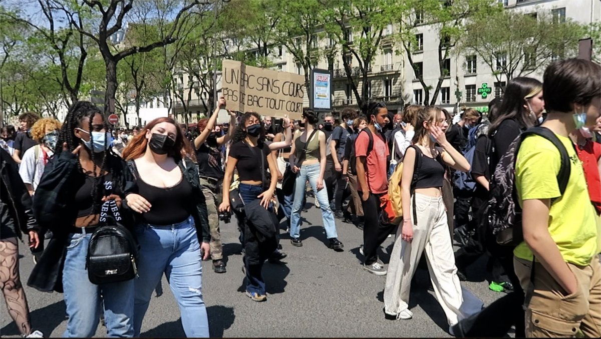 Fransa’da lise öğrencileri Macron’u istifaya çağırdı  #1