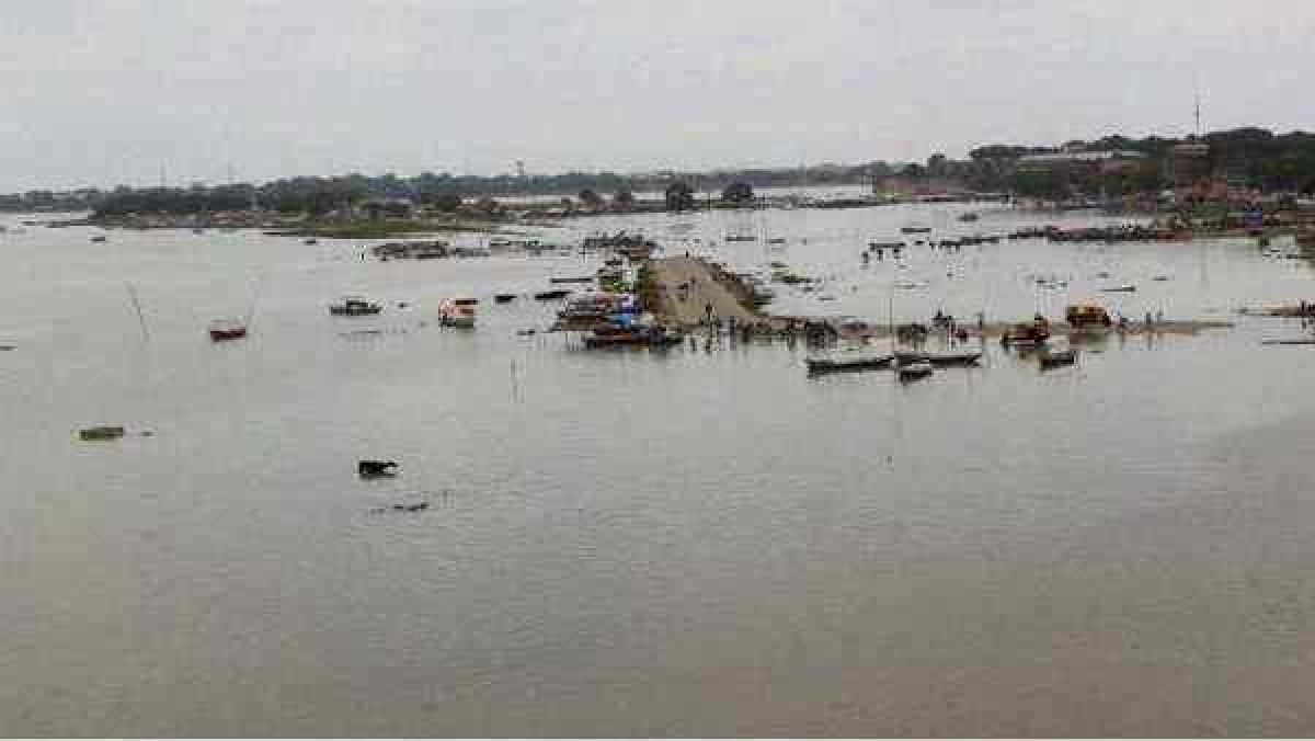 Hindistan da tablo ağır: Ölenlerin cansız bedeni Ganj Nehri ne atıldı  #2