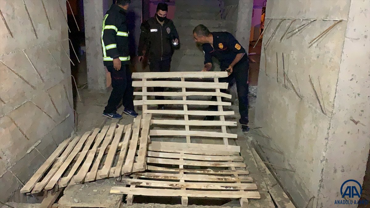 Adıyaman da asansör boşluğuna düşen aileyi itfaiye ekipleri kurtardı #2