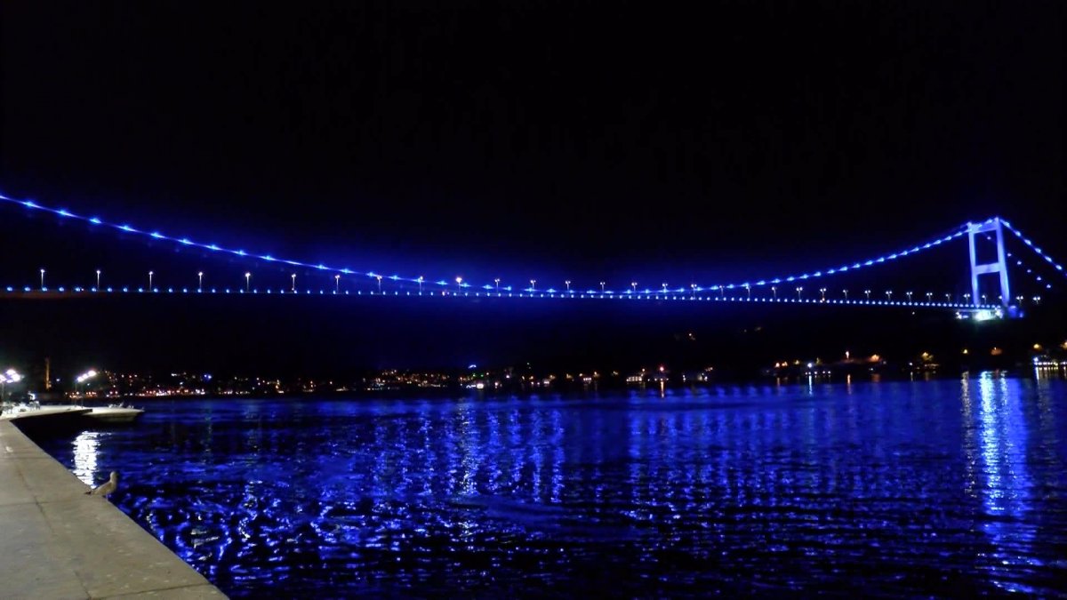 İstanbul da köprüler mavi ışıkla aydınlatıldı #1