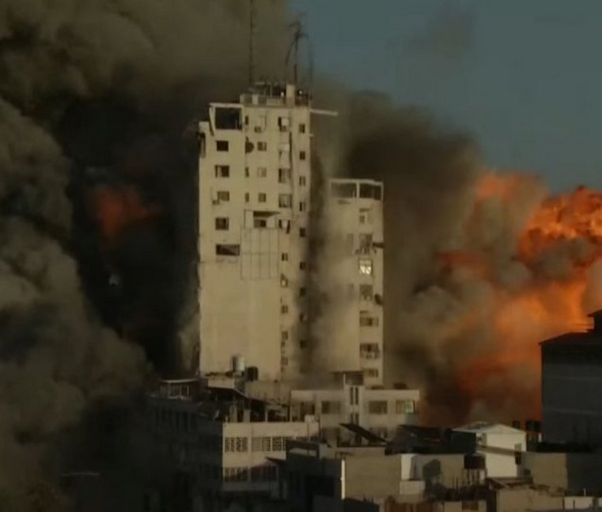 İsrail, Gazze’de çok katlı bir binayı daha vurdu #1