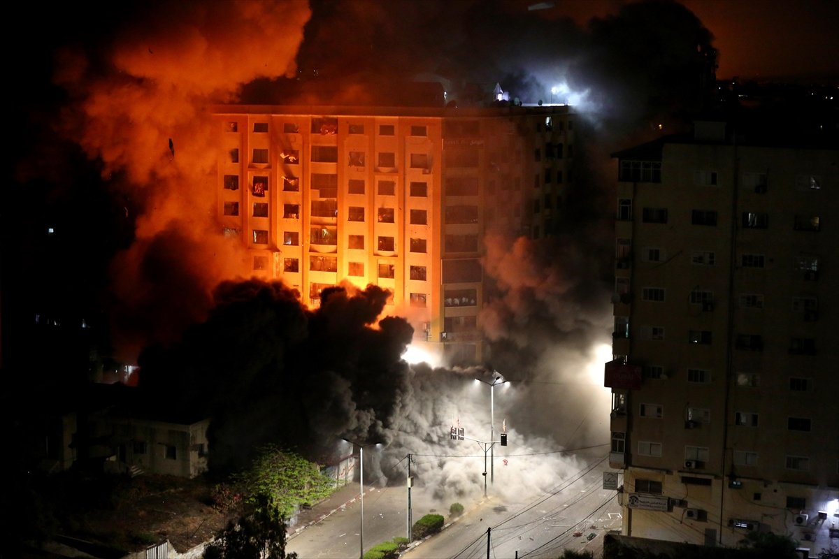 İsrail, Gazze de sivillerin yaşadığı binayı vurdu #5
