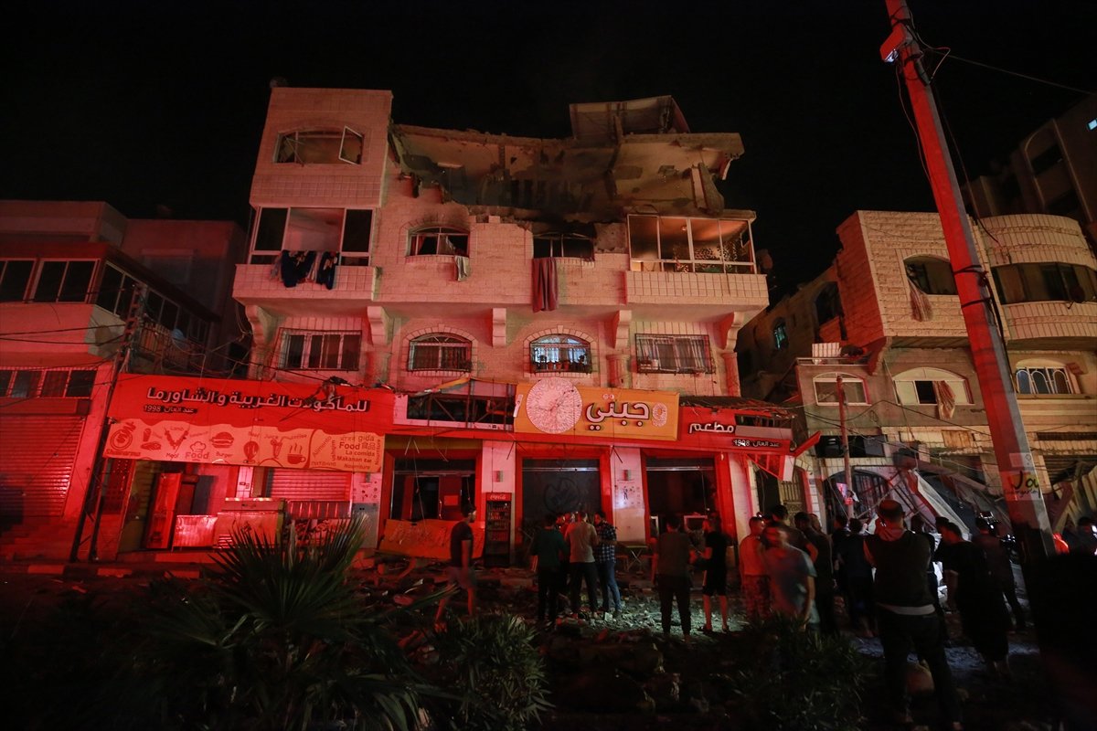 İsrail, Gazze de sivillerin yaşadığı binayı vurdu #10
