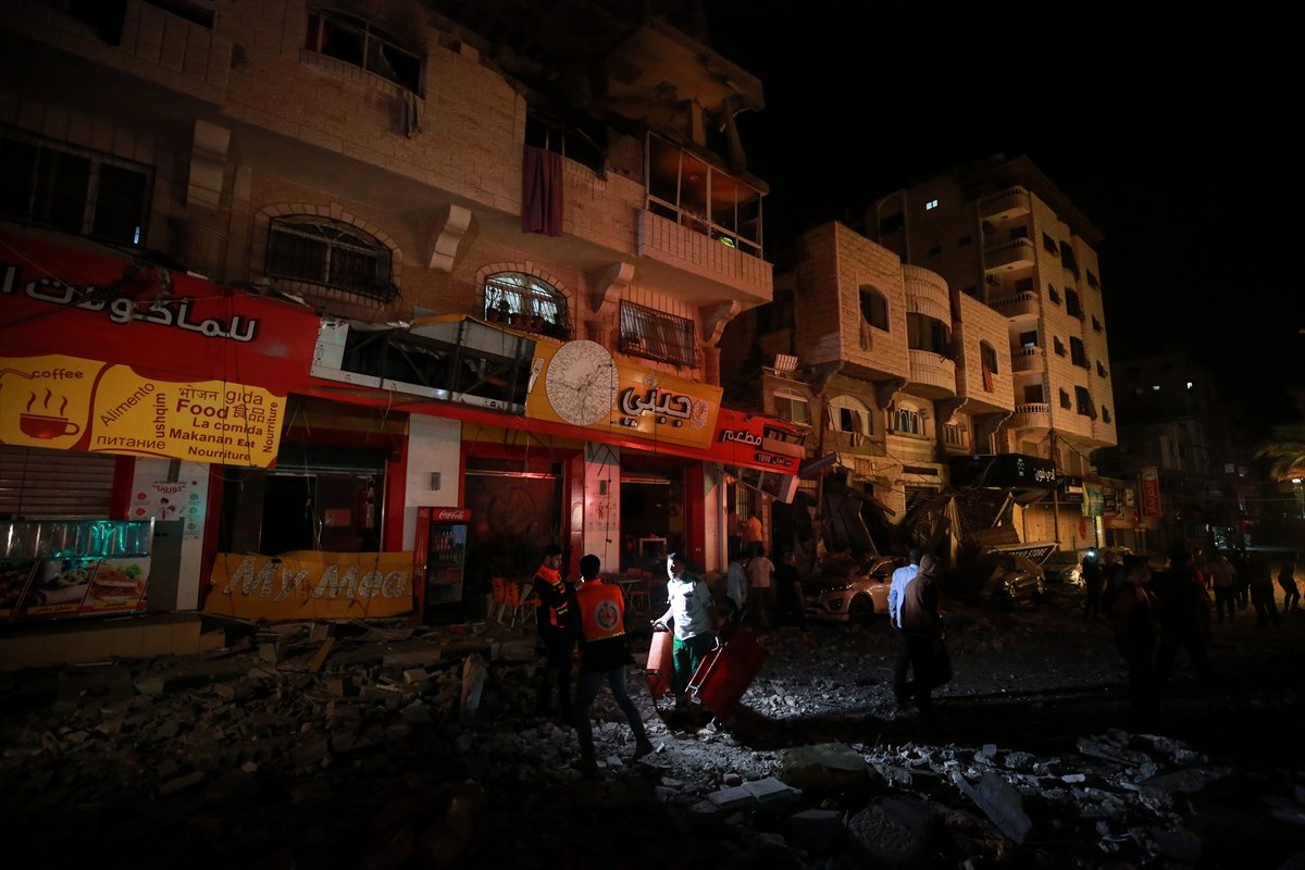 İsrail, Gazze de sivillerin yaşadığı binayı vurdu #12