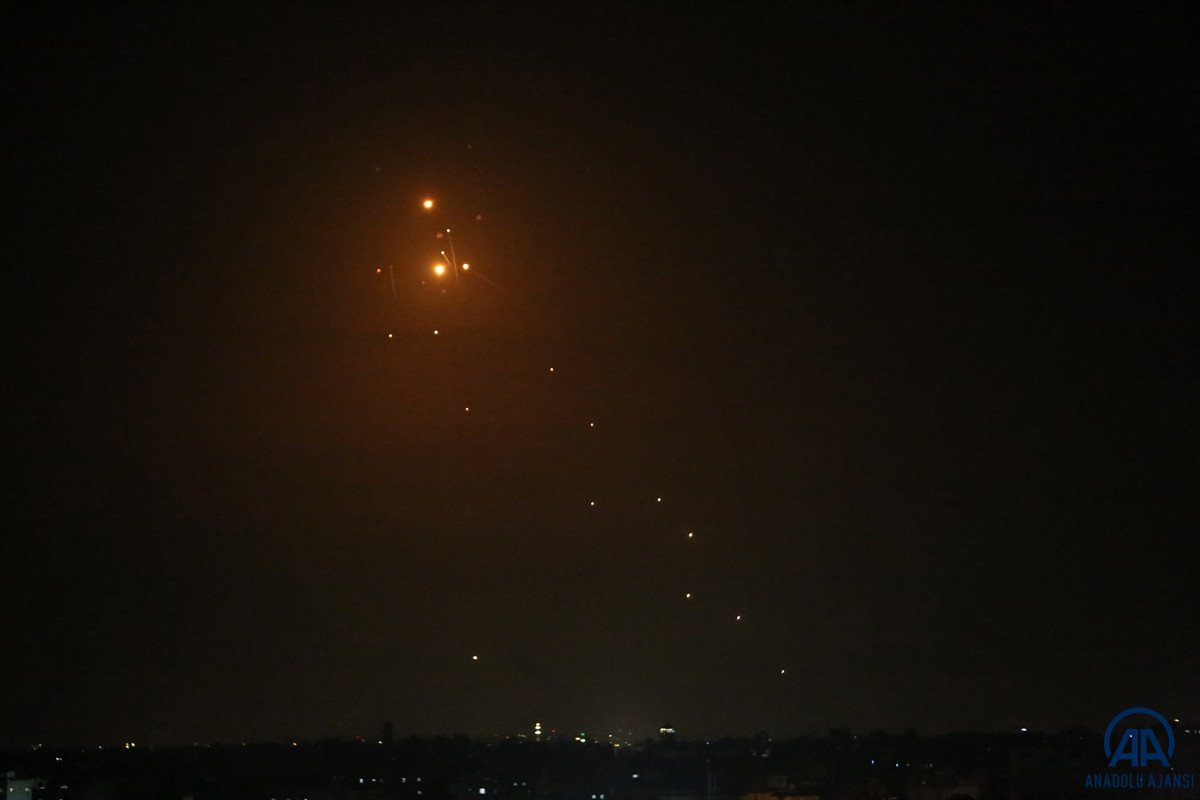 Hamas İsrail in saldırısına 130 roket ile cevap verdi #1
