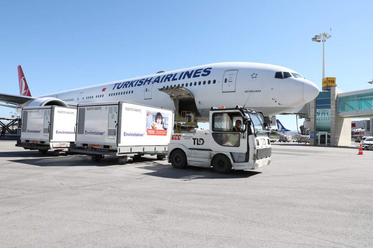 Sinovac ın koronavirüs aşılarını taşıyan uçak Türkiye ye ulaştı #3