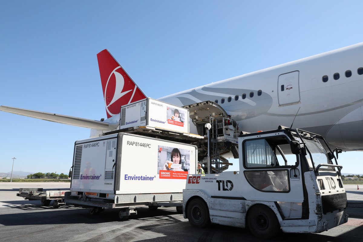 Sinovac ın koronavirüs aşılarını taşıyan uçak Türkiye ye ulaştı #2