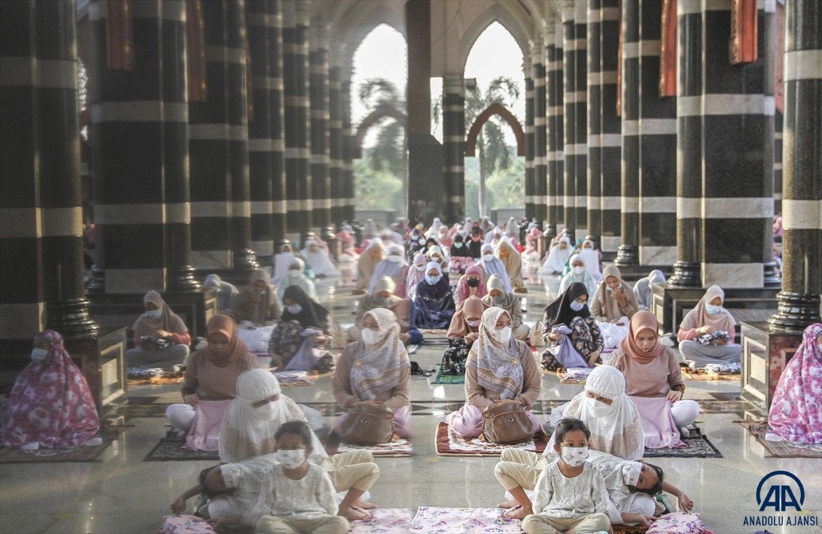 Endonezya da Kubah Emas Cami sinde kadınlar bayram namazında #1