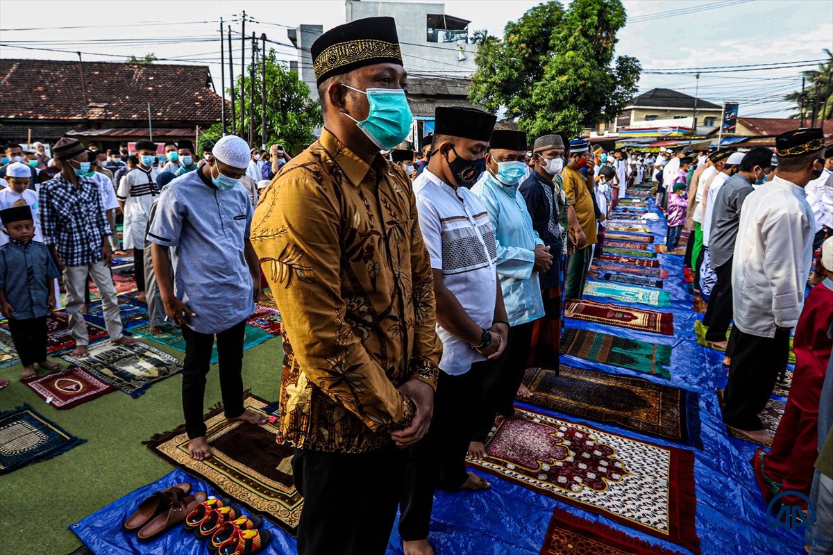 Endonezya da Kubah Emas Cami sinde kadınlar bayram namazında #8