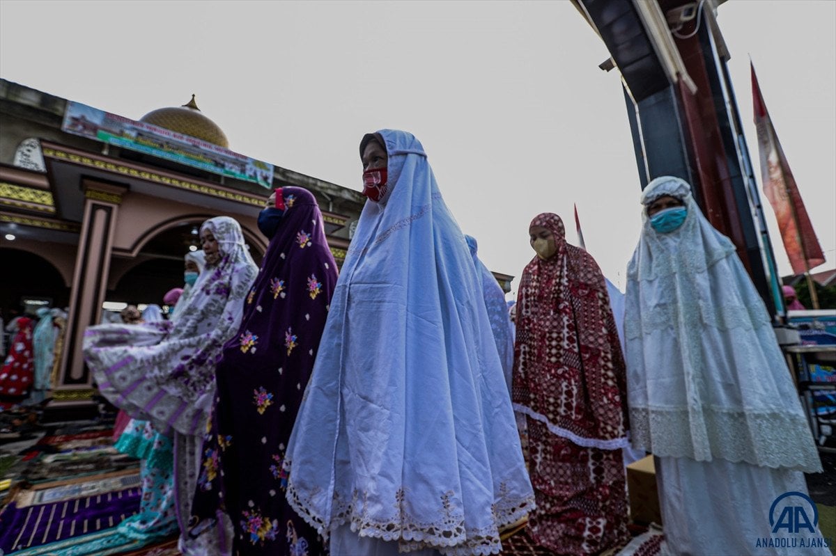 Endonezya da Kubah Emas Cami sinde kadınlar bayram namazında #7
