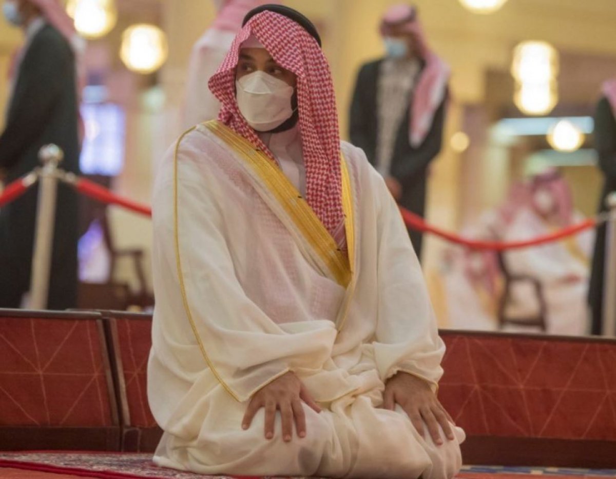 Armored bodyguard #2 to Saudi Crown Prince Salman during Eid prayer