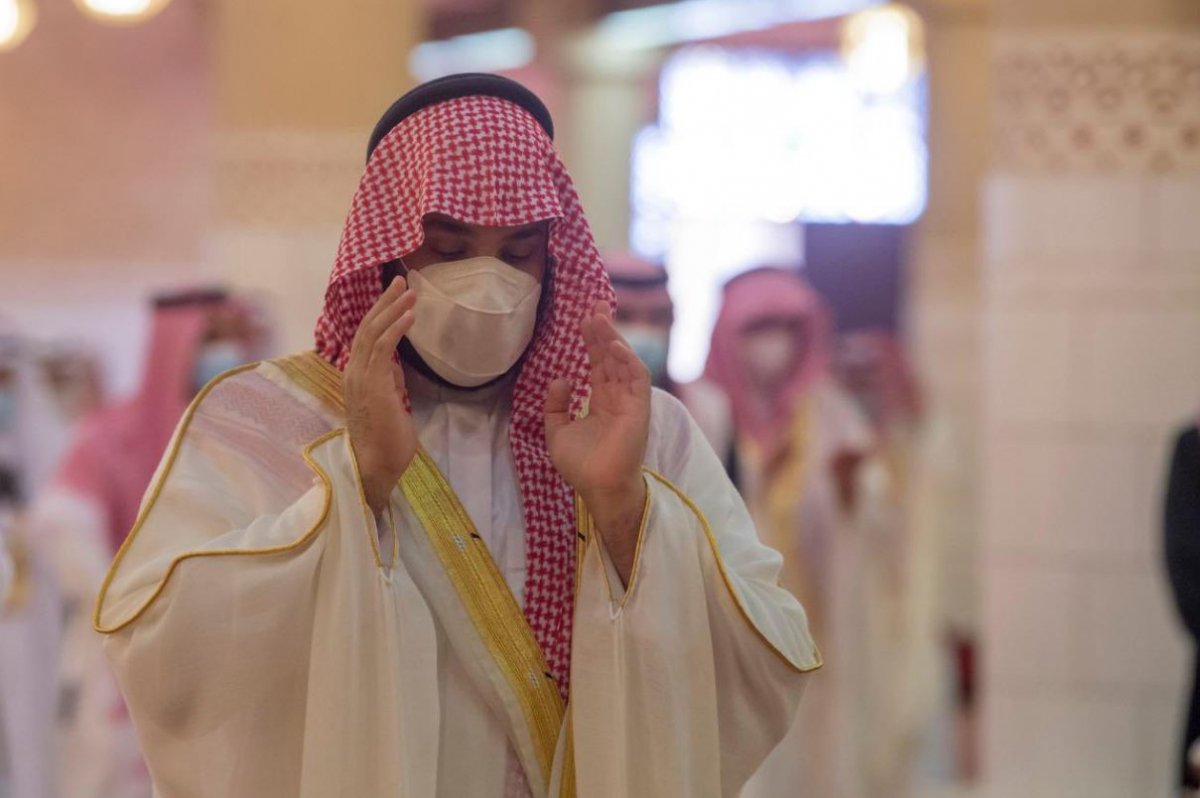 Suudi Veliaht Prens Selman a, bayram namazı sırasında zırhlı koruma #1