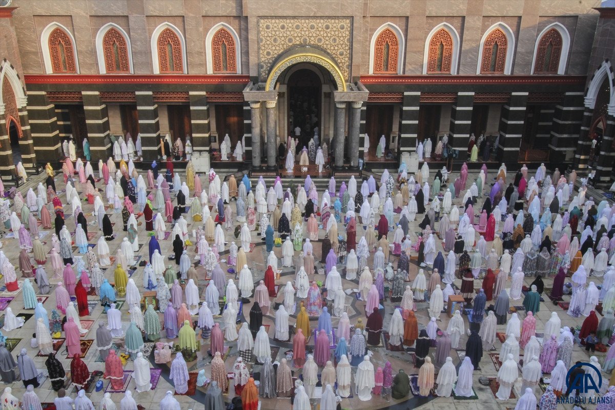 Endonezya da Kubah Emas Cami sinde kadınlar bayram namazında #6