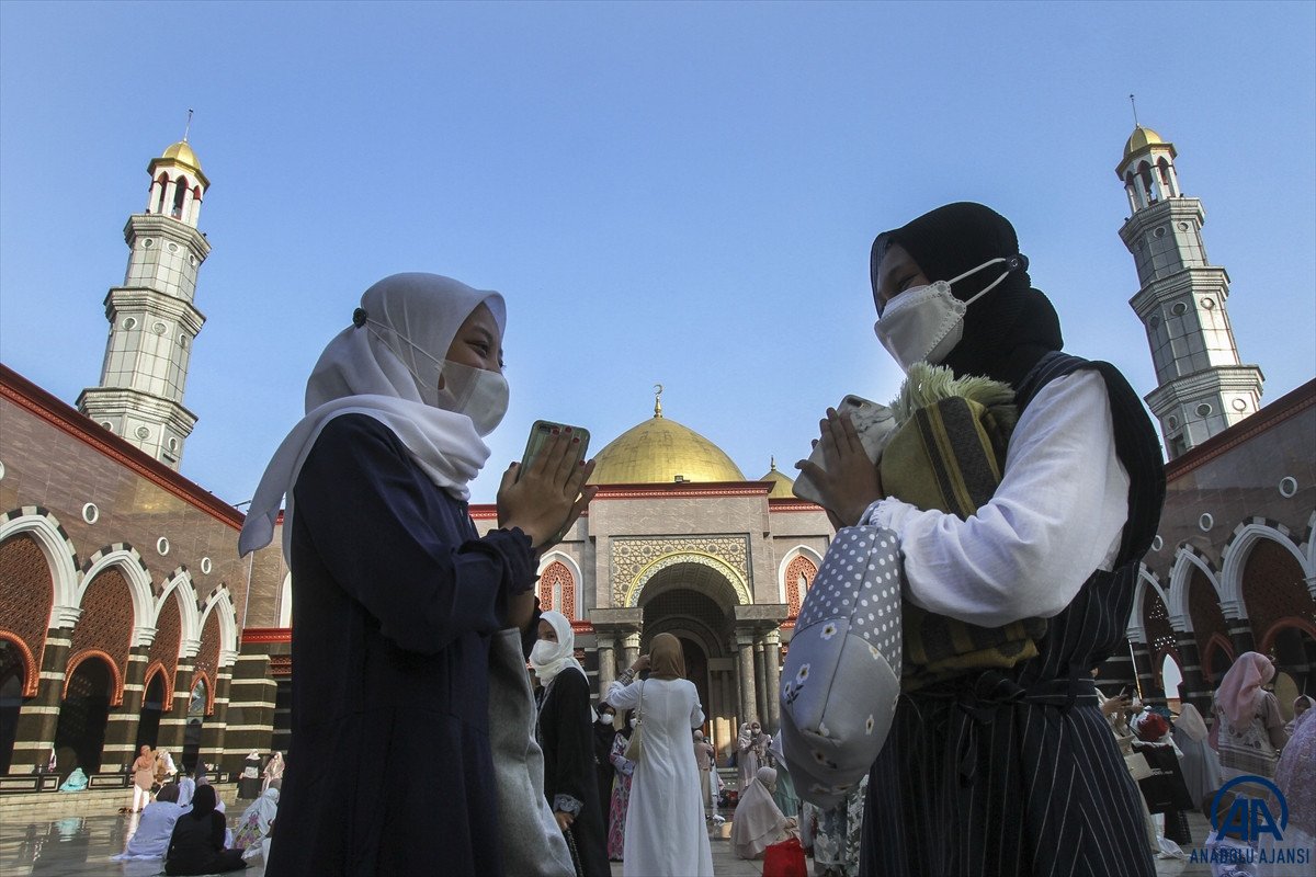 Endonezya da Kubah Emas Cami sinde kadınlar bayram namazında #2