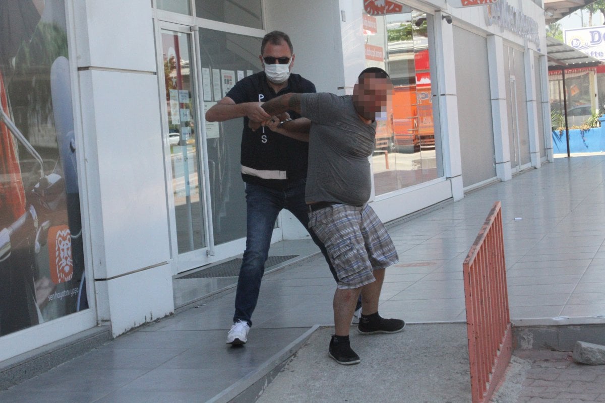 Antalya da polisin üzerine yürüyen şahıs: Savcı akrabam var  #2